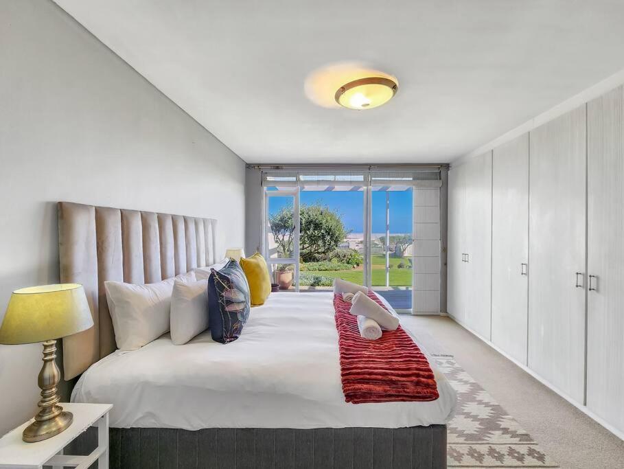 Beachfront Getaway In Dolphin Le Cap