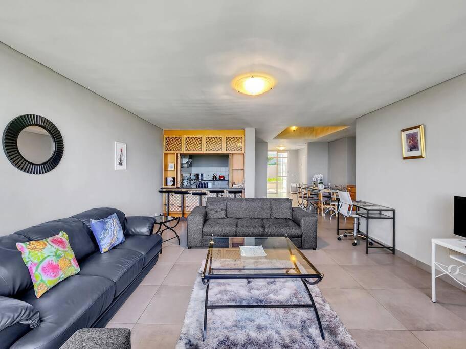 Beachfront Getaway In Dolphin Appartement Le Cap