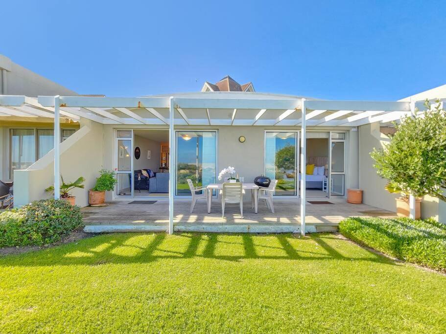 Beachfront Getaway In Dolphin Appartement Le Cap